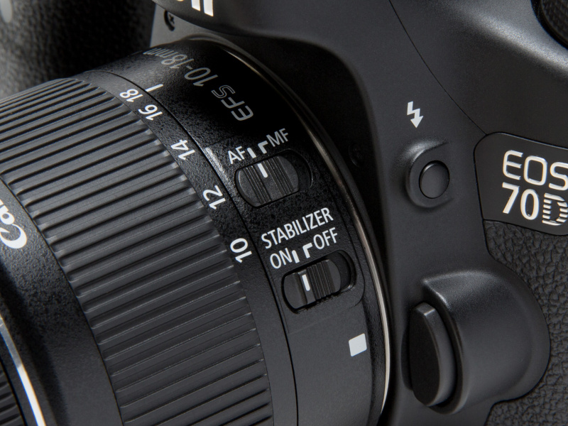 EF-S広角ズームレンズとしては初の手ブレ補正機構を搭載。約4段分のシャッター速度に相当する効き目があるという