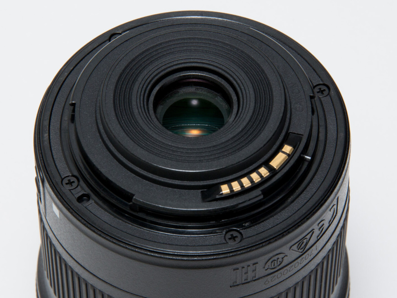 マウントは樹脂製。金属マウントではないが、レンズ自体が軽量なため、マウント部へかかる荷重もそれほど大きくはないと思えるので、あまり気にする必要もないだろう。それよりも軽量化への貢献が大きい