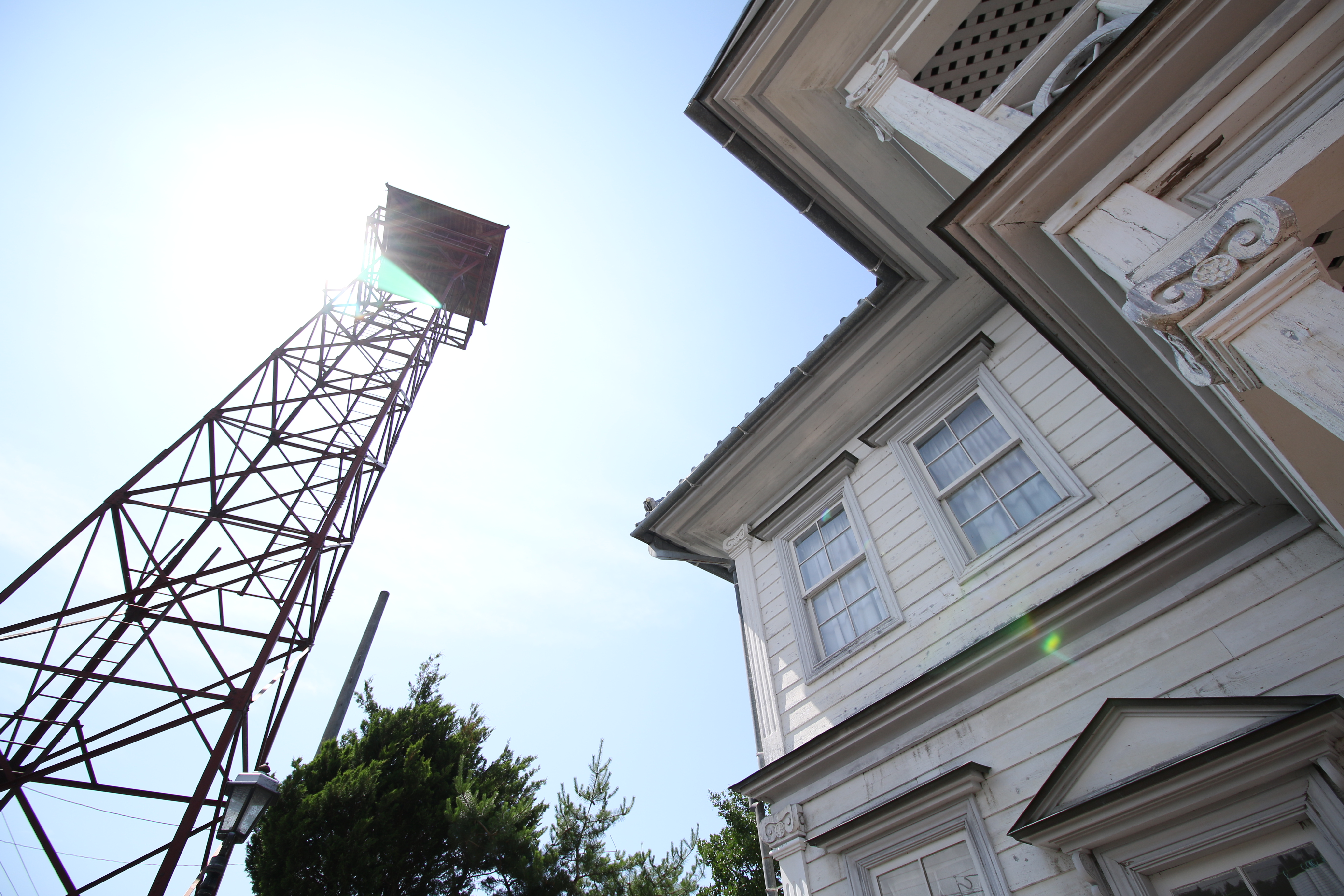 太陽が画面内に入る逆光で撮影。EOS 70D / 1/500秒 / F4.5 / 0EV / ISO100 / マニュアル露出 / 10mm