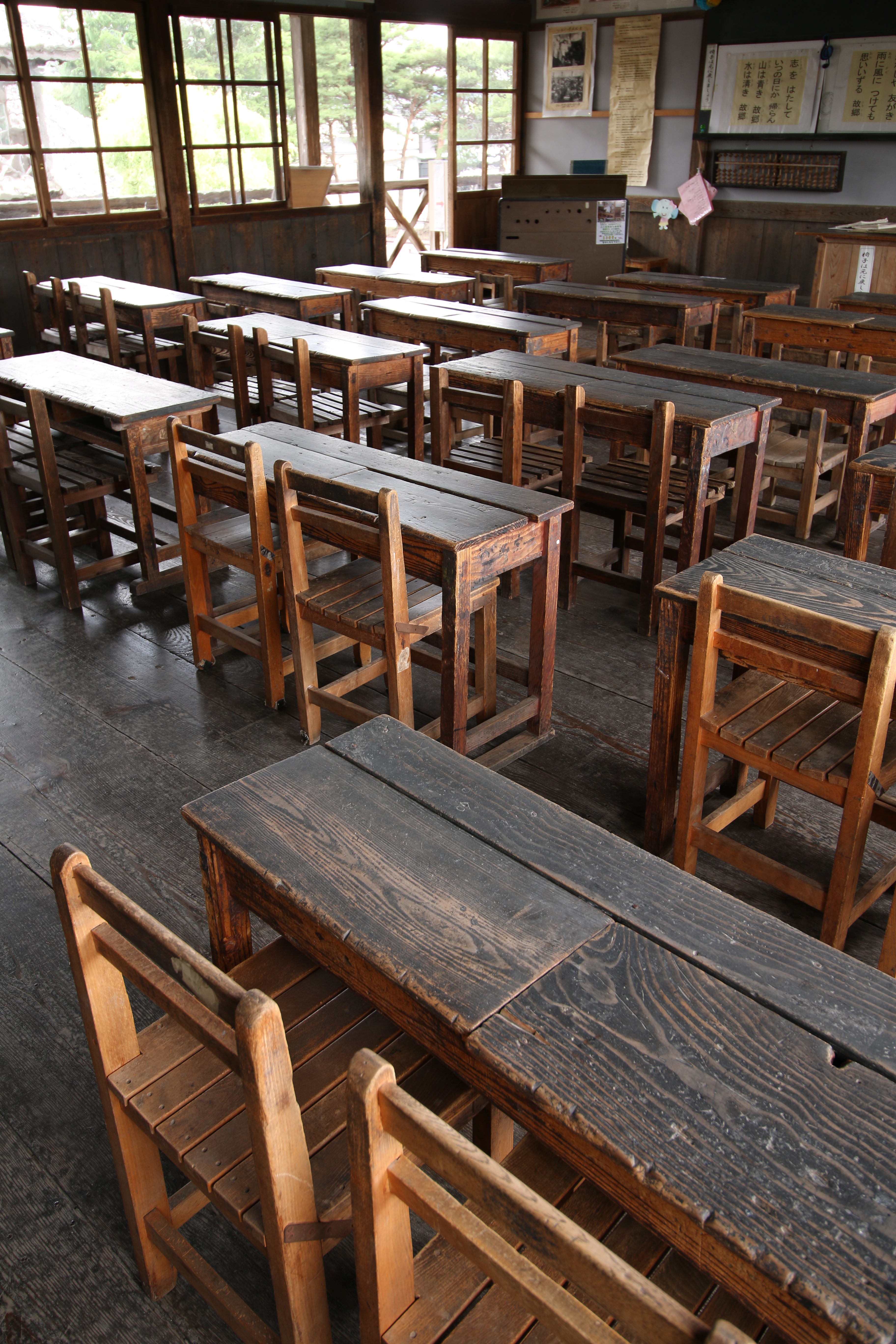 小学校の旧校舎。かつて子どもたちが学んだ教室に並ぶ使い込まれた机と椅子の質感をしっかりと描写。開放絞りだが急激なぼけ方ではなく、手前から奥までなだらかにボケているのがわかる。手持ち撮影でのスローシャッターだが、強力な手ぶれ補正機構のおかげで手ブレもしていない。EOS 70D / 1/15秒 / F5.6 / 0EV / ISO100 / マニュアル露出 / 18mm