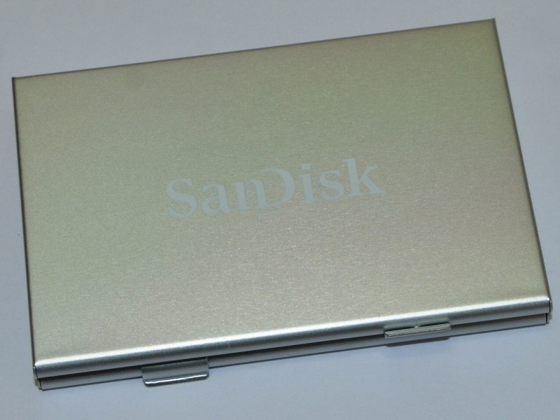 SDカード（2枚）、 microSDカード（3枚）、CF（2枚）が収納可能