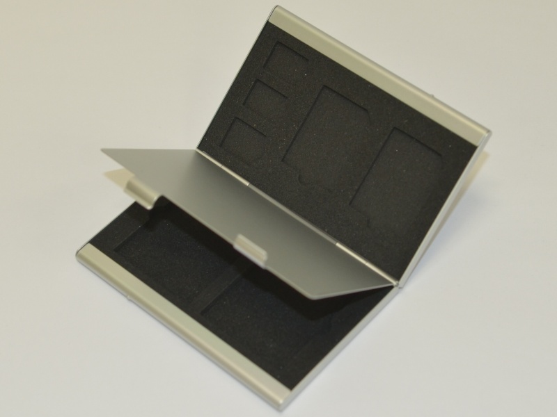 SDカード（2枚）、 microSDカード（3枚）、CF（2枚）が収納可能