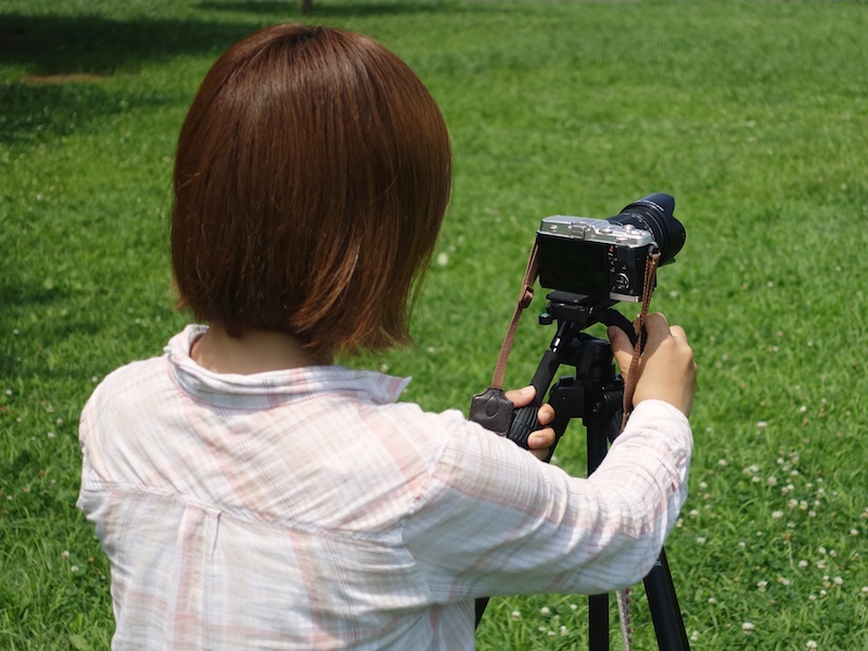 操作するときはこんな感じ。構図が決まったら、手を離して撮影します。