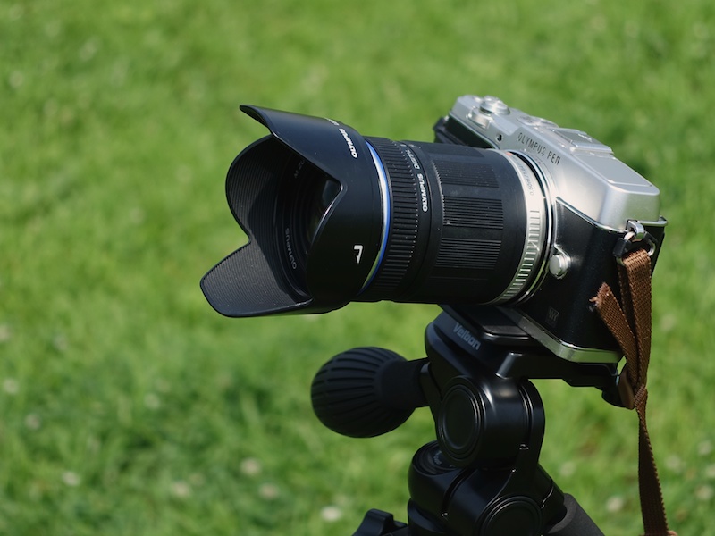 花火撮影は忙しいので、レンズ交換せずにどんどん撮りたいもの。おすすめは高倍率ズームレンズ。標準ズームレンズより、望遠側の焦点距離が伸びます