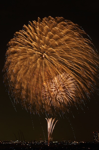 ゆっくり広がる花火をすべて写し込むなら、シャッターをずっと開けなければなりません。この写真の場合は10秒。三脚でカメラを固定しないと、絶対にこうは撮れない写真です。