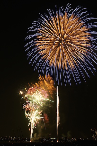 順番にあがる花火を写しとめます。このとき、構図が気になりますが、カメラは絶対動かさないで！