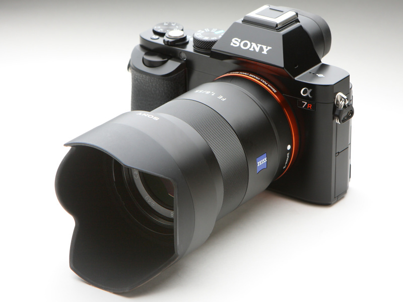 花型で深いレンズフードが付属。遮光効果はバッチリだ