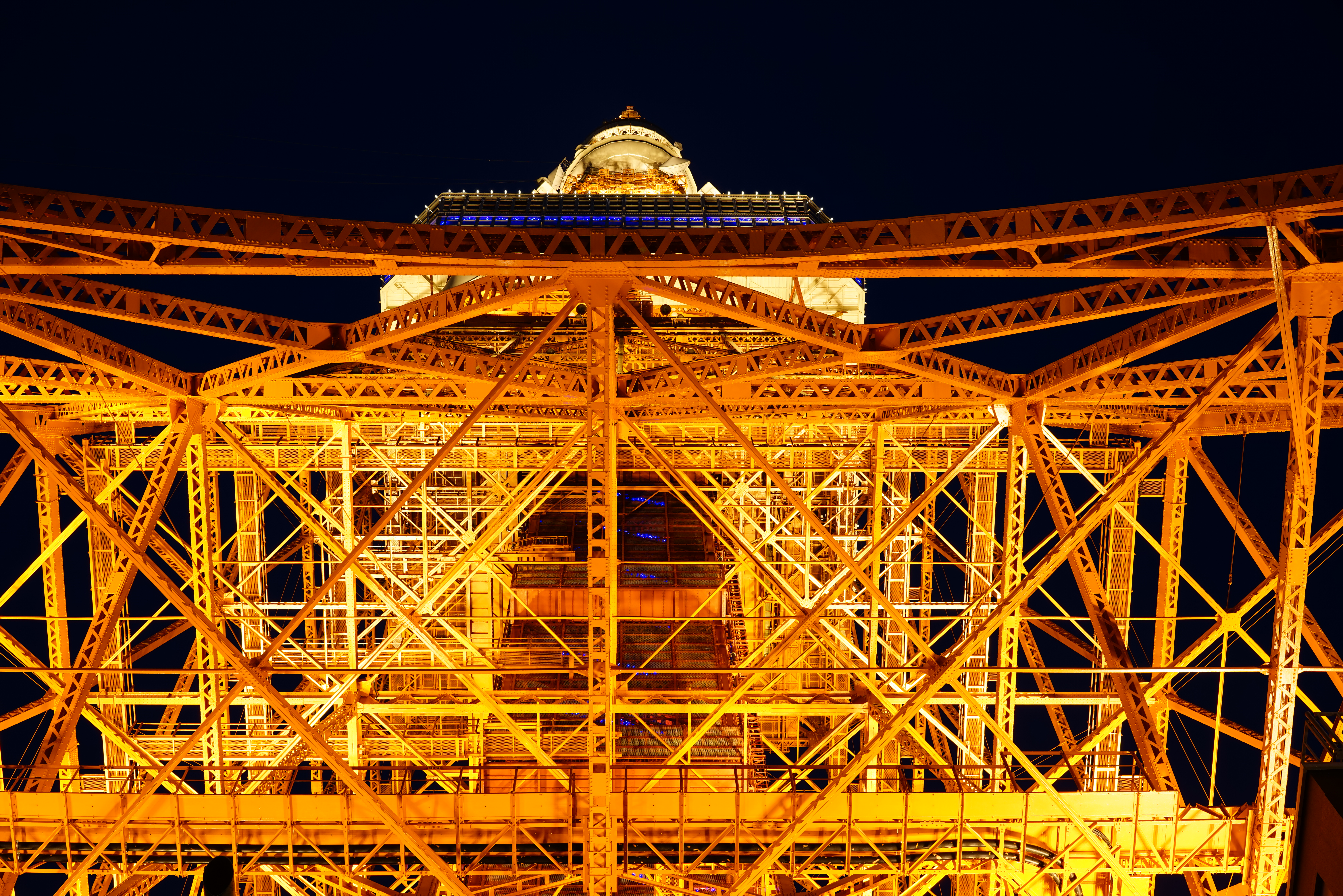 絞りはF8。画面全体キリッと締まった描写だ。画面の隅にある鉄鋼に打たれたボルトなども鮮明に描き出す。見ていて気持ちのよい描写である。α7R / 1/1.2秒 / F8 / 0EV / ISO100 / 絞り優先AE / 55mm