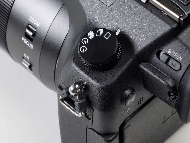 GH4と同じくドライブモードダイヤルを装備。単写、連写、オートブラケット、セルフタイマーなどの切り替えを素早く迅速に行なえる。