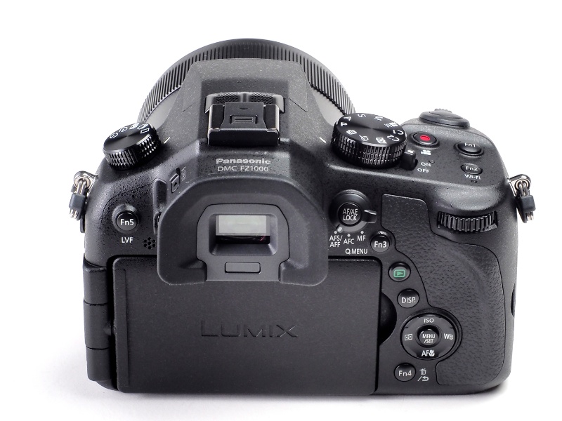 背面のボタンやレバー類はカメラを構えたままでも操作しやすいレイアウト。ファインダー横のフォーカスモードレバーはAFやMFの切り換えをレバー操作で直感的に行なうことができる。