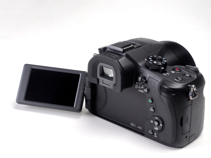 フリーアングル式のモニターを搭載。3.0型92万ドットで高精細、視野角も広く快適にライブビュー撮影を行うことが可能だ。