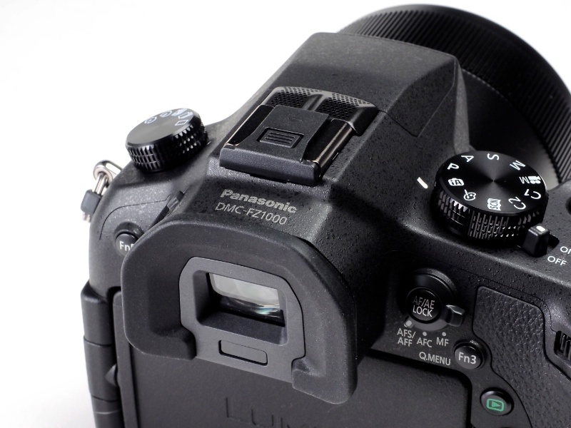 236万ドットの有機ELディスプレイを採用した内蔵EVF。見栄具合は大変よく応答速度も十分な性能。アイセンサーを搭載し顔を近づけるとモニター表示とファインダー表示が自動的に切り換わる。