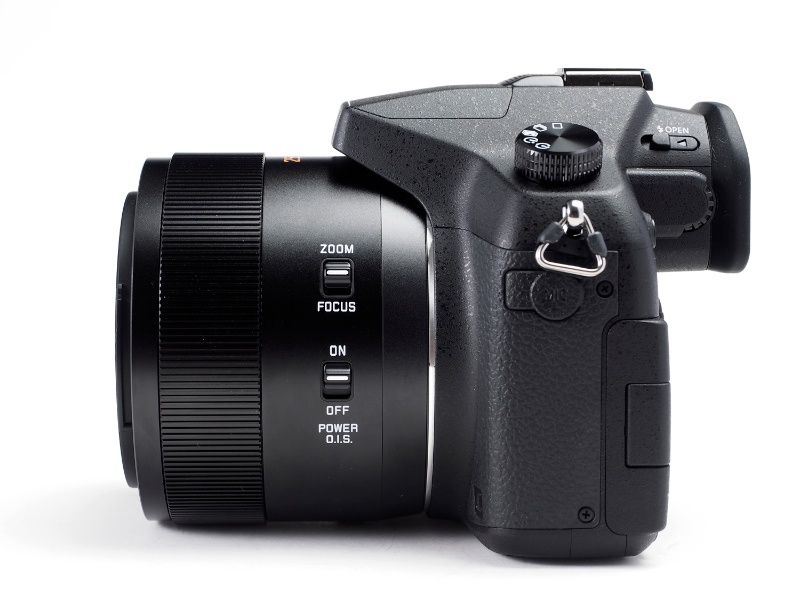 レンズ鏡筒にはFZ1000の特徴であるマニュアルリングが搭載される。側面の切換スイッチによって、リングの機能がパワーズームのコントロールかMF時のフォーカス調整かを切り換えることができる。下段は光学式手ブレ補正機能のON/OFFスイッチ。