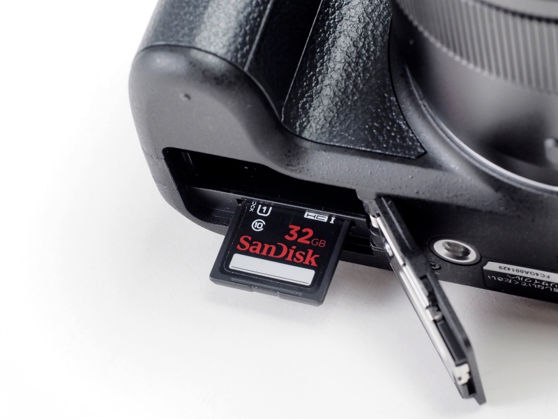 メモリーカードスロットはバッテリー室と同所。SDXC/SDHC/SDメモリーカードが使用できる。SDHC/SDXCメモリーカードUHS-I スピードクラス3（U3）規格まで対応、4K動画の撮影も安心だ。