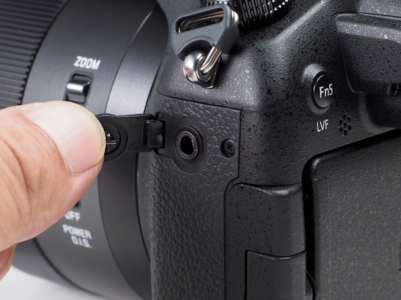 カメラに向かって右側面にあるマイク端子。外部マイクを接続して録音できる。