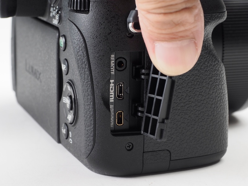 カメラに向かって左側面のインターフェース。USB端子、HDMI端子、AV OUTが装備される。