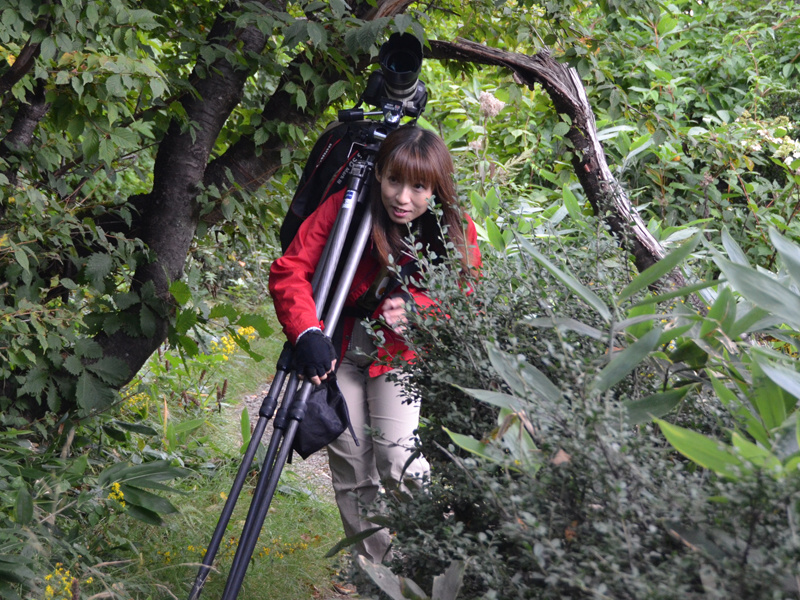 バッグ試作品をテスト中の写真家・米美知子氏