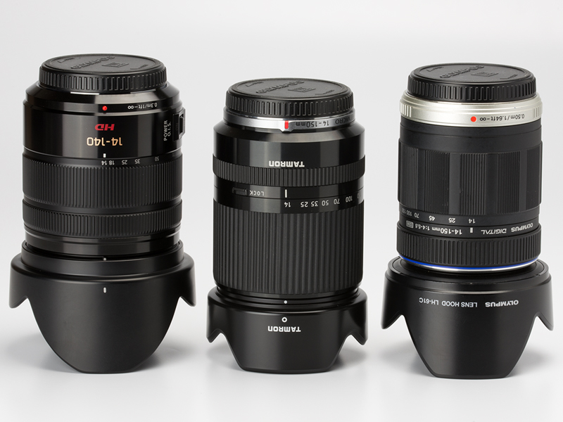 花形フードは尖っているほうが遮光効率はいいが、逆向きに置いたときには不安定になりやすい。レンズ交換時などには注意が必要だ