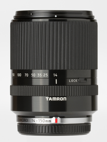 タムロン14-150mm。残念ながらレンズシフト式の手ブレ補正機構は省略された