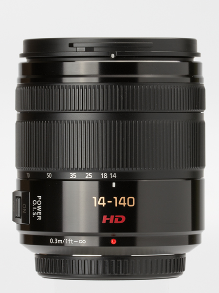 パナソニック14-140mm。ほかの2本に比べると、ややずんぐりした外観。手ブレ補正機構を内蔵する
