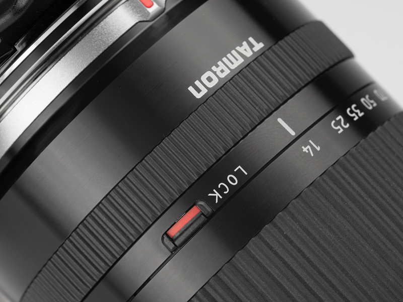 タムロン14-150mmのみズームロックレバーを備えている。が、ロックしなくても勝手に伸びてしまうようなことはなかった