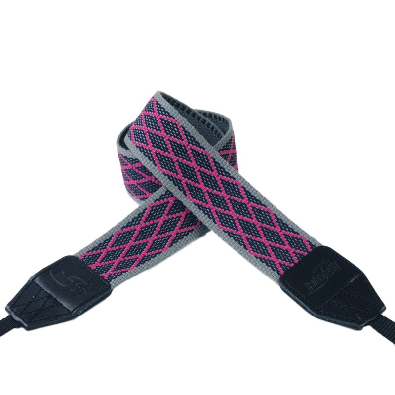 ピンクのカラーにダイヤ柄が特徴的。