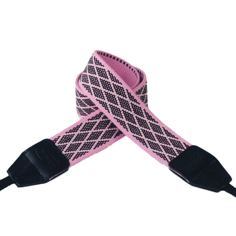 ピンクのカラーにダイヤ柄が特徴的。