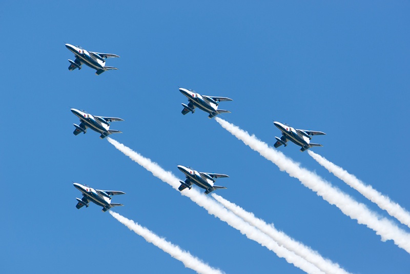 航空ショーの花形といえば『ブルーインパルス』。こちらは定番のデルタ隊形でのローパスです
