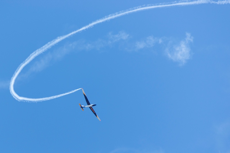 青空に描かれる一筋の白い軌跡を切り取るには機体の進行方向を読みましょう。このようにカーブを描いたときは予測がしやすいのでシャッターチャンスです