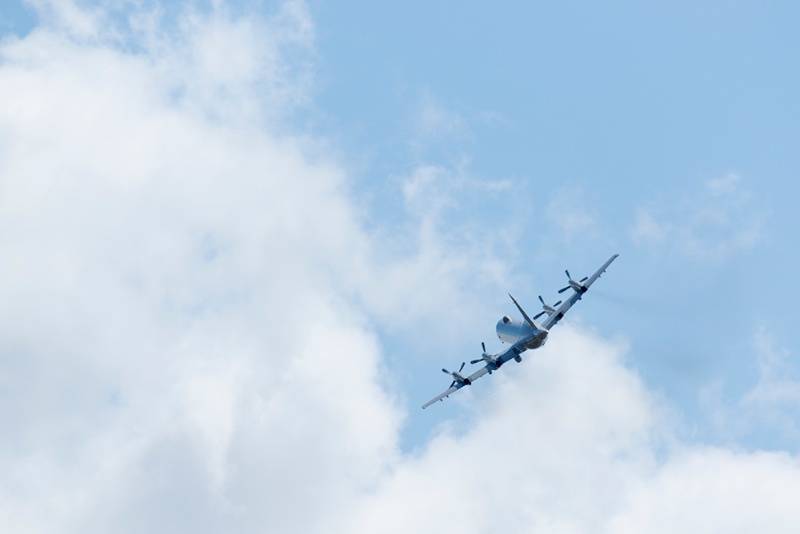 飛び去っていく姿を捉えるときは、ちょうど雲の切れ間に機体が来るように画面に配置すると躍動感が出ます