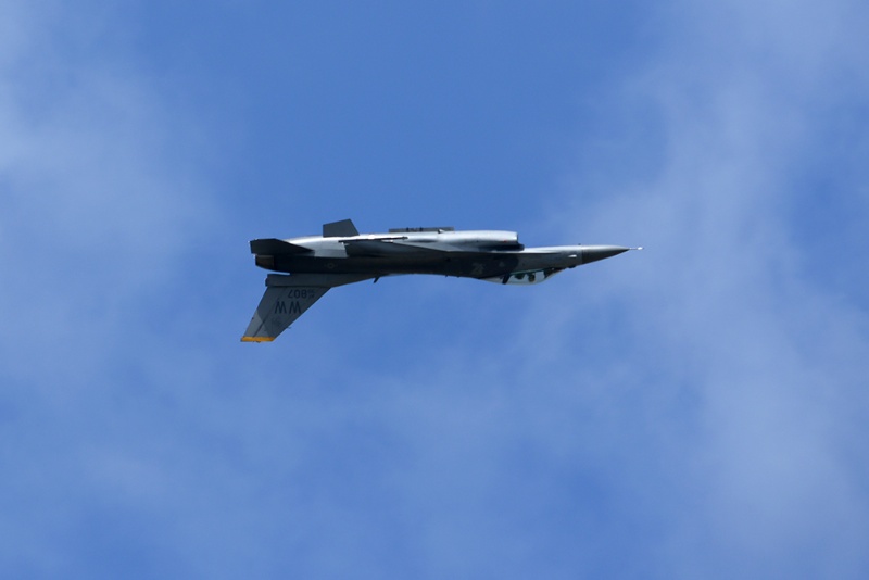 米軍機F-16ファイティングファルコンの背面飛行