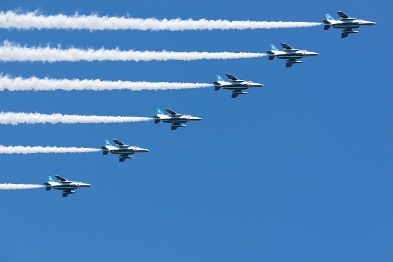 エシュロン隊形。ぴったり等間隔で飛行する機体を見ると感動します