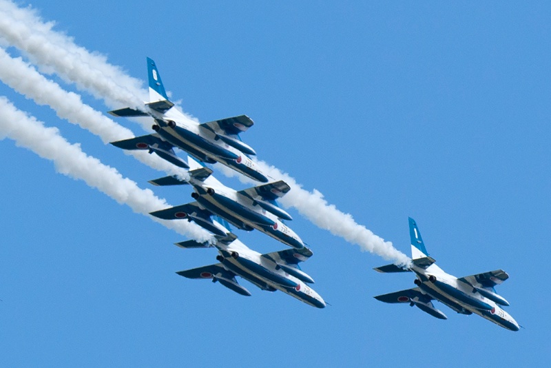 ブルーインパルスが使用している機体はT-4の特別塗装されたものです。6機の青と白のブルーインパルスカラーの機体がショーを盛り上げてくれます