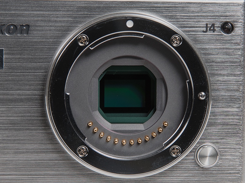 レンズマウントはNikon 1マウント。レンズを取り外すとニコンCXフォーマット、1,839万画素のCMOSセンサーが見える。センサーは光学ローパスフィルターレス。シャッターは電子シャッターのみで、メカシャッターは装備されない。