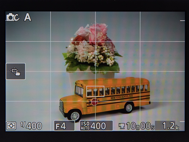 液晶モニターは3型104万ドットで明るさの調整は可能。タッチパネル式となり操作性は大きく向上した。