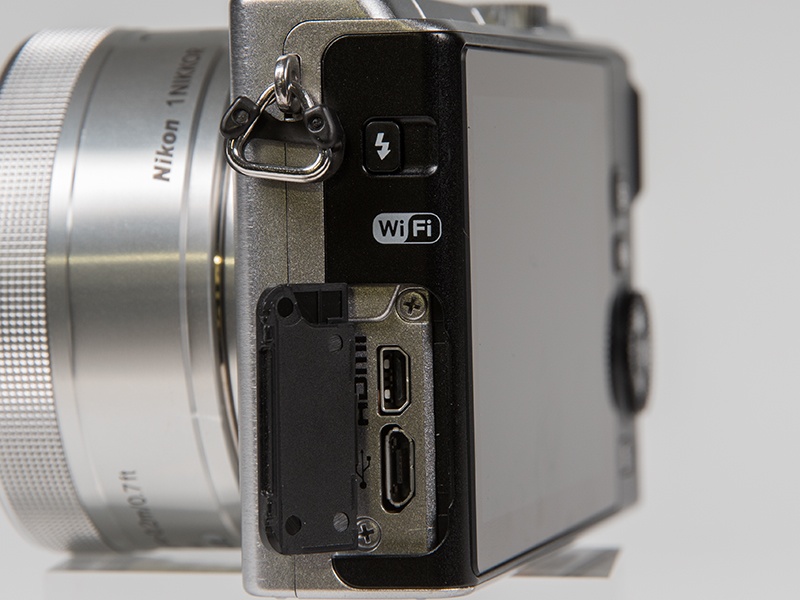 ボディ左側面のカバー内にはHDMI端子（Type D）とUSB端子が装備される。そのうえに見えるフラッシュマークは内蔵フラッシュを手動ポップアップさせるボタン。