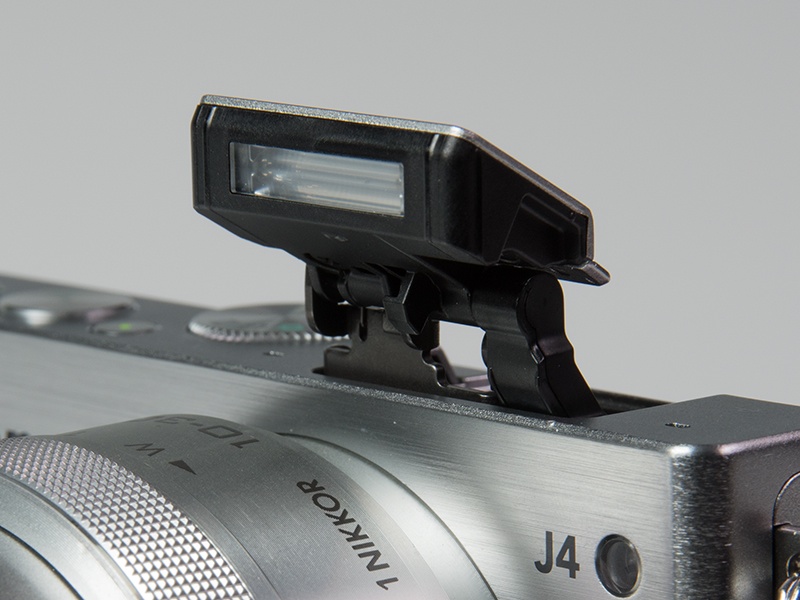 内蔵フラッシュはガイドナンバー5（ISO100・m）。ケラレが発生しにくいように高く上がるとともに全面にせり出す。P、S、A、Mモード使用時には手動ポップアップ。それ以外のモードでは必要に応じて自動ポップアップする。