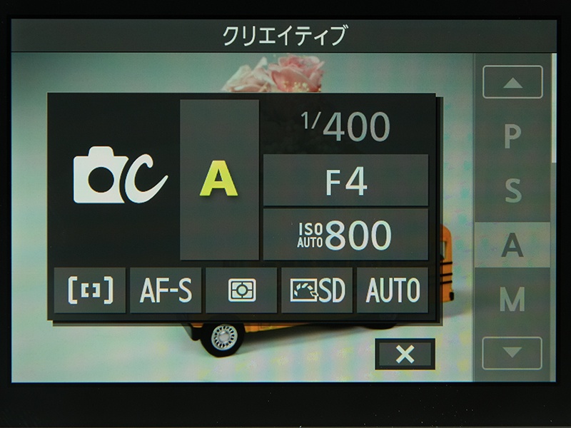 上キーに割り当てられたF（フィーチャー）ボタンを押すことで、撮影や再生のモードごとに各種設定が一覧表示されるフィーチャーメニューが表示される。例えば、この画面ならISO感度やAFモード、ピクチャーコントロールなどをタッチすれば、それらの設定変更が可能となる。