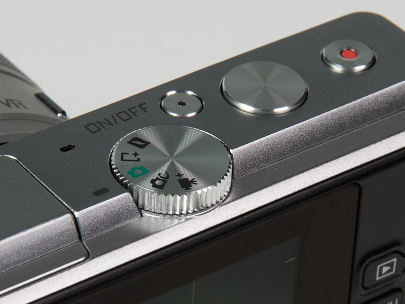 モードダイヤルはモーションスナップショット、ベストモーメントキャプチャー、オート、クリエイティブ、アドバンスト動画モードの5モードとシンプルなものとなっている。