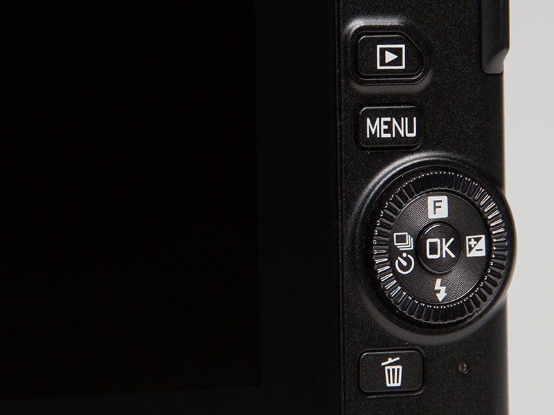 背面のボタン類も少なめ。十字ボタンを兼ねるロータリーマルチセレクターの装備により素早い設定変更も可能となっている。