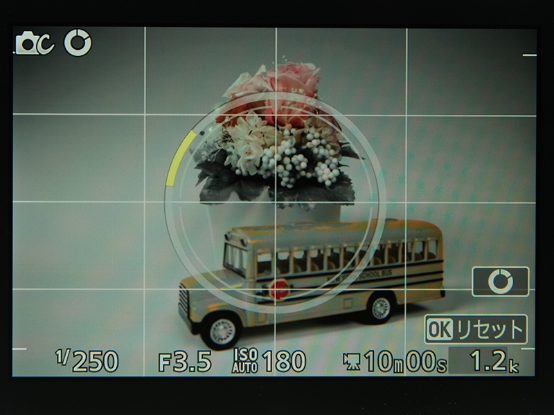 モードダイヤルのクリエイティブからクリエイティブリングを選択すると、液晶モニターにリングが表示される。リングをなぞると様々なエフェクトが掛けられたプレビューが表示される。エフェクトは15種類あるので、なぞりながら好みの仕上がりを見つけてシャッターを押せばよい。