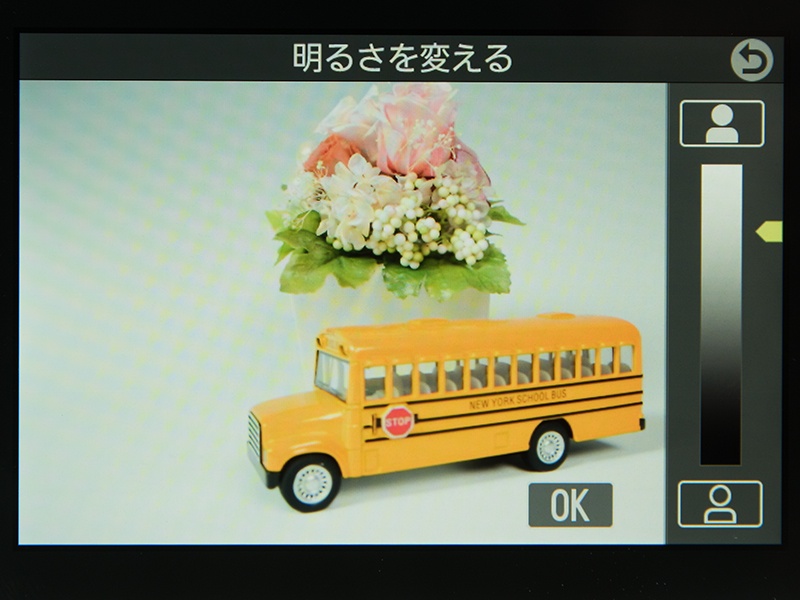 モードダイヤルをオートにし、OKボタンを押すとライブコントロール機能が使用できる。「明暗差を調整する」、「背景をぼかす」、「動きを表現する」、「明るさを変える」の4種の調整が可能。