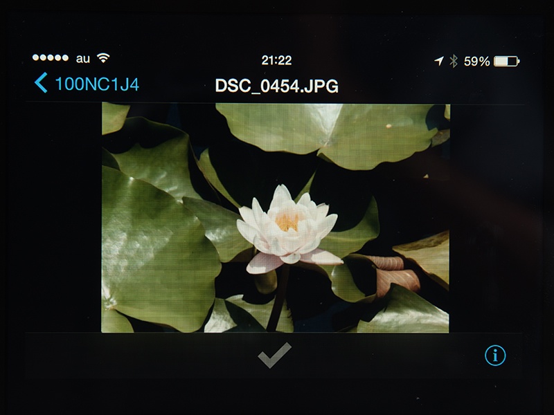 カメラにはWi-Fi機能が内蔵され、スマートフォンやタブレット端末との連携が可能。撮影済みの画像を再生したり、タブレット端末にコピーしたりできる。また、ワイヤレス操作でカメラをリモート操作して撮影することも可能だ。iOSやAndroid OSに対応した無料アプリケーション「Wireless Mobile Utility」がリリースされているので、あらかじめ端末にインストールしておく必要がある。