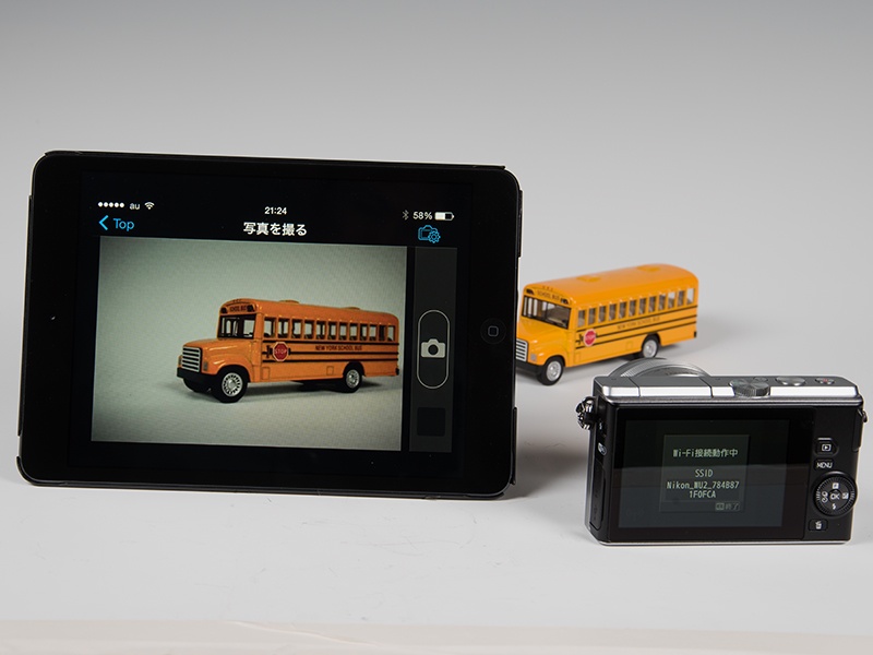 カメラにはWi-Fi機能が内蔵され、スマートフォンやタブレット端末との連携が可能。撮影済みの画像を再生したり、タブレット端末にコピーしたりできる。また、ワイヤレス操作でカメラをリモート操作して撮影することも可能だ。iOSやAndroid OSに対応した無料アプリケーション「Wireless Mobile Utility」がリリースされているので、あらかじめ端末にインストールしておく必要がある。