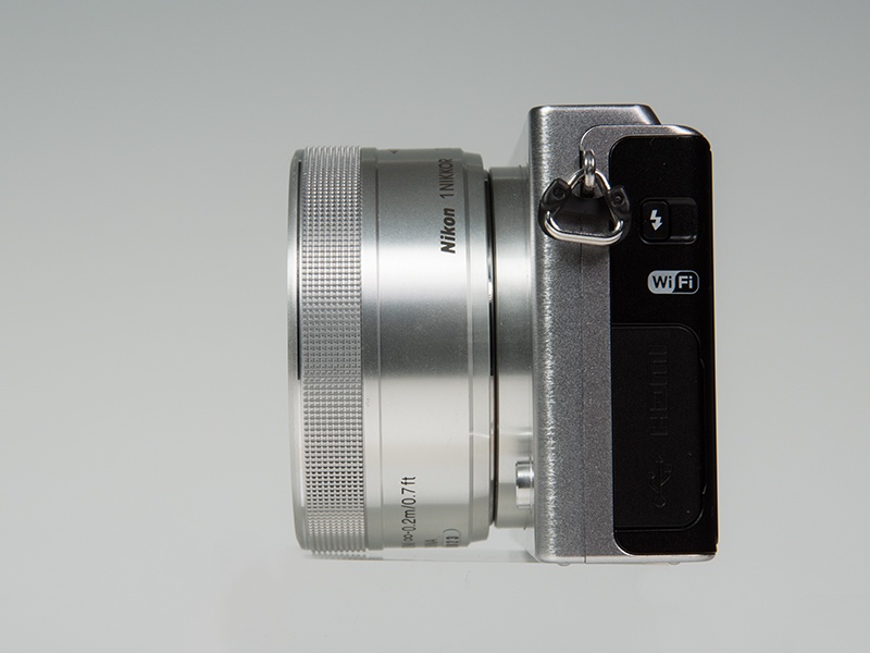 標準パワーズームレンズキットとして付属する1 NIKKOR VR 10-30mm f/3.5-5.6 PD-ZOOMは、35mm判換算で27-81mm相当。電源オフで自動的に沈胴し、レンズバリアが閉まる。パワーズーム式。