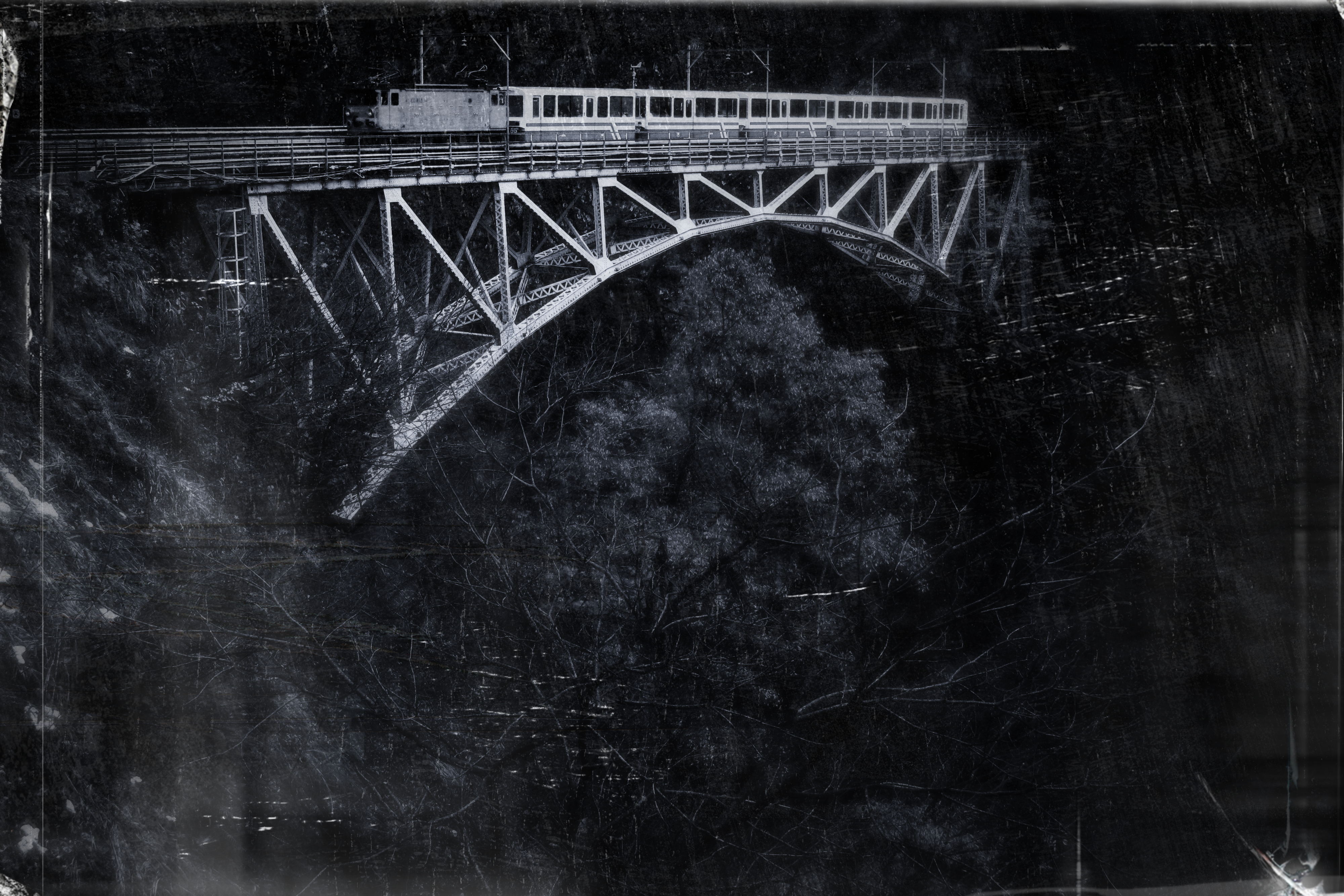 Rollei Retro 80s、調色処理：金、クリエイティブヴィネット：強さ-50、クリエイティブブラーヴィネット：強さ30、テクスチャ：傷 強さ100、光漏れ：白4 強さ50、フレーム：ガラス 強さ50