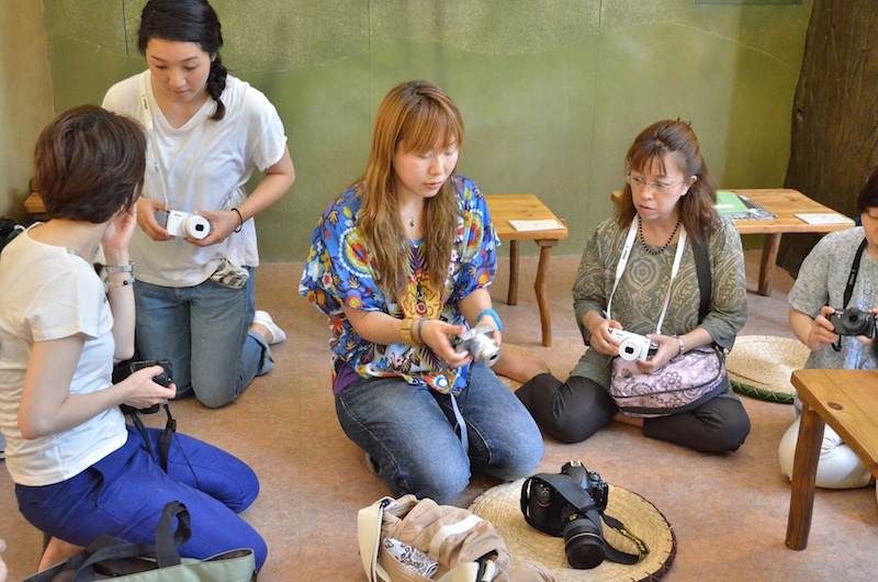 ニコンのカメラはレンズ交換式アドバンストカメラもデジタル一眼レフカメラもメニューの項目はほとんど同じなので、最初にみんなでニャンコ撮影にピッタリのカメラの設定を学びました。