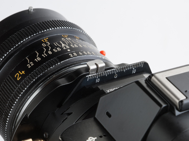 金属のレバーを指で押しながらレンズをシフトする。シンプルで使いやすい操作体系だ