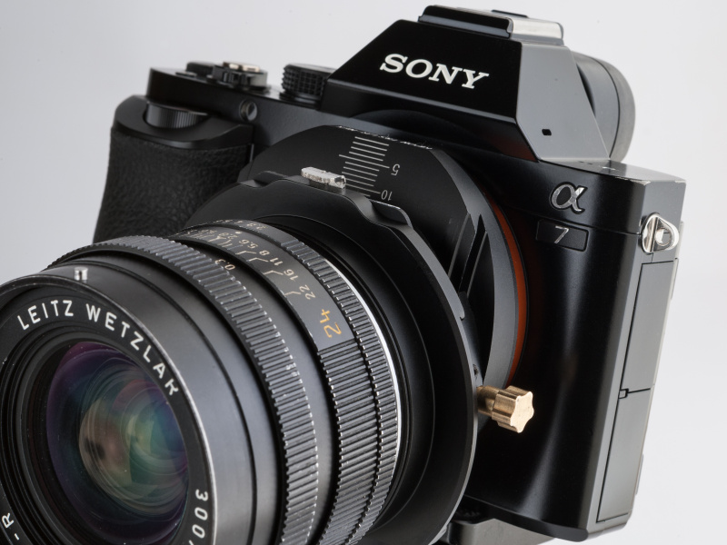 側面のネジを緩めると、レンズをティルトできる。ギア式ではないので注意しよう