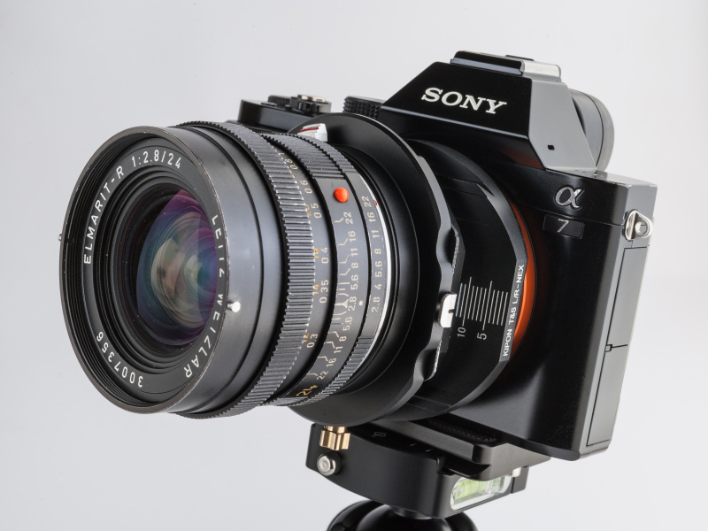 30度の刻みでレンズを360度回転できる。アダプターをつかんで左右にまわすだけで回転する